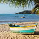 Barque de pêcheurs sur la plage de Buzios au Brésil