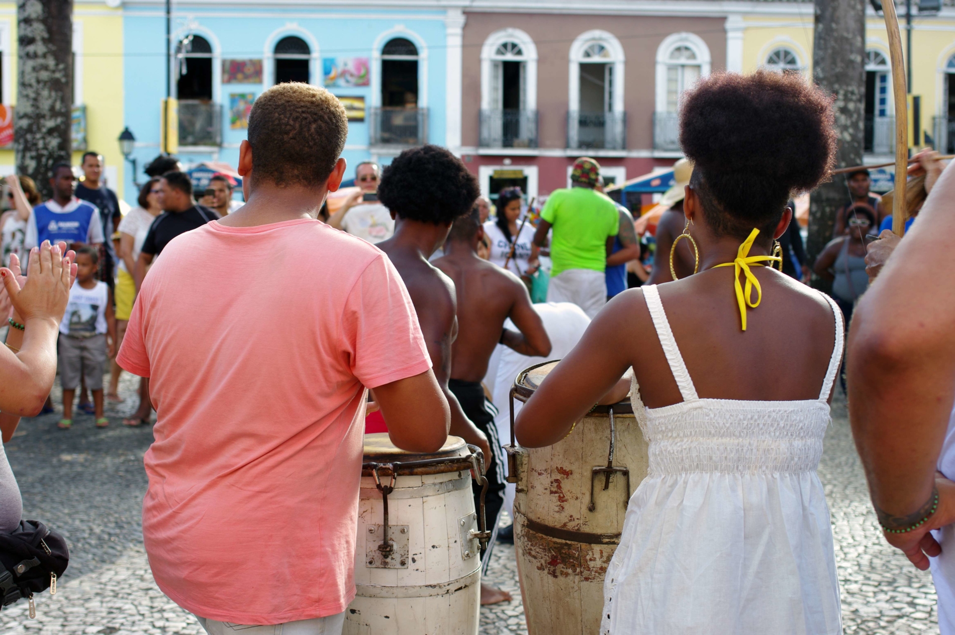 Musiciens et danseurs dans les rues de Salvador de Bahia