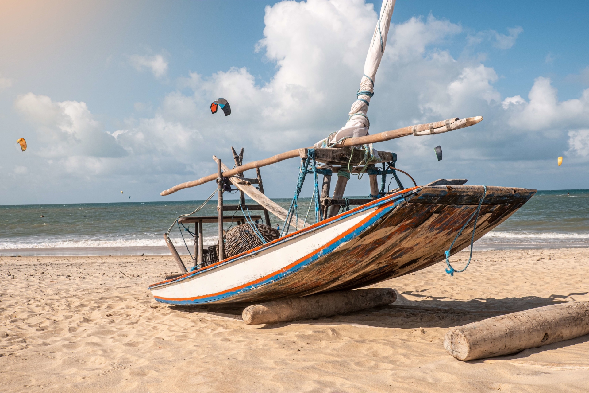 Barque de pêcheur sur la plage de Cumbuco au Brésil