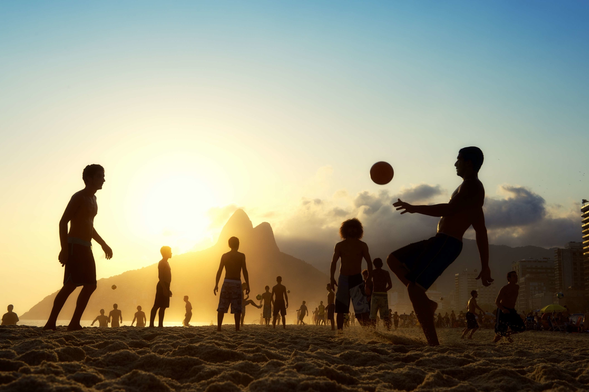 Football sur la plage au Brésil